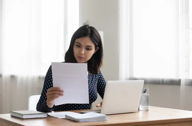 Medewerker bekijkt het screeningsbeleid