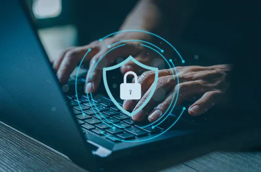 Person som jobbar på datorn med cybersäkerhet