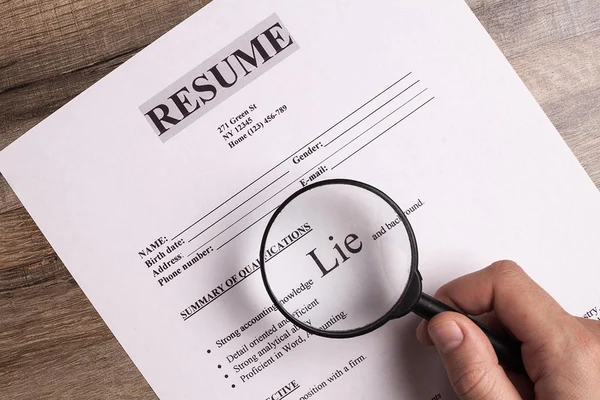 Att upptäcka lögner i ett CV eller meritförteckning