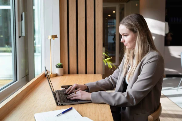DISA medewerker werkt op laptop