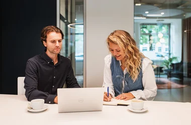 Medewerkers die in een kantoor werken