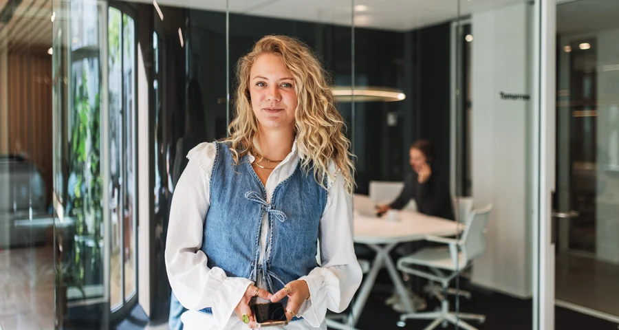 DISA-collega's aan hun bureau en in gesprek met elkaar