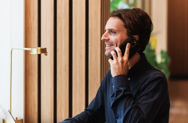 En man pratar i telefon