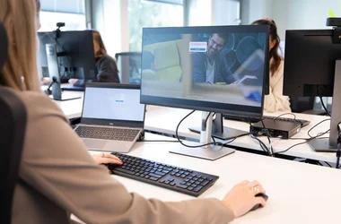 personal utför en ID-kontroll vid anställning.