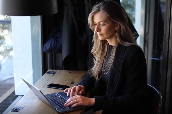 Professional achter de laptop