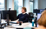 werknemer die screening uitvoert
