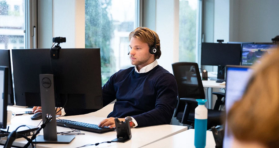 werknemer die screening uitvoert