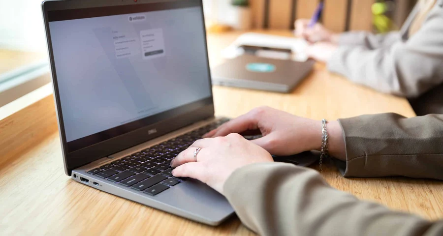 werknemer aan het werk in een screening software