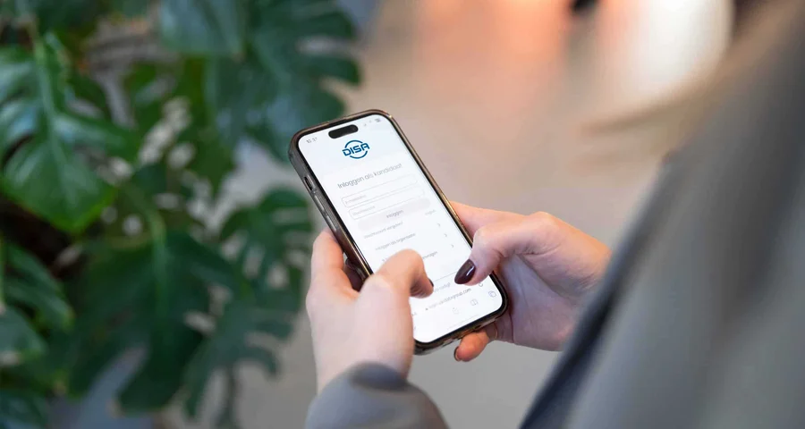 Person som använder telefonen för att komma åt DISAs mobilapplikation