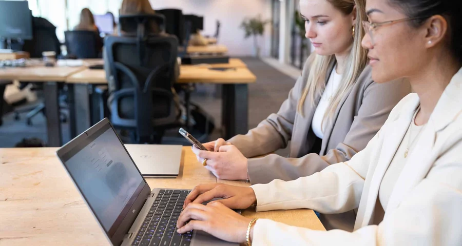 Två medarbetare granskar kandidaters sociala medier och genomför en internetsökning av både det öppna och det mörka nätet.