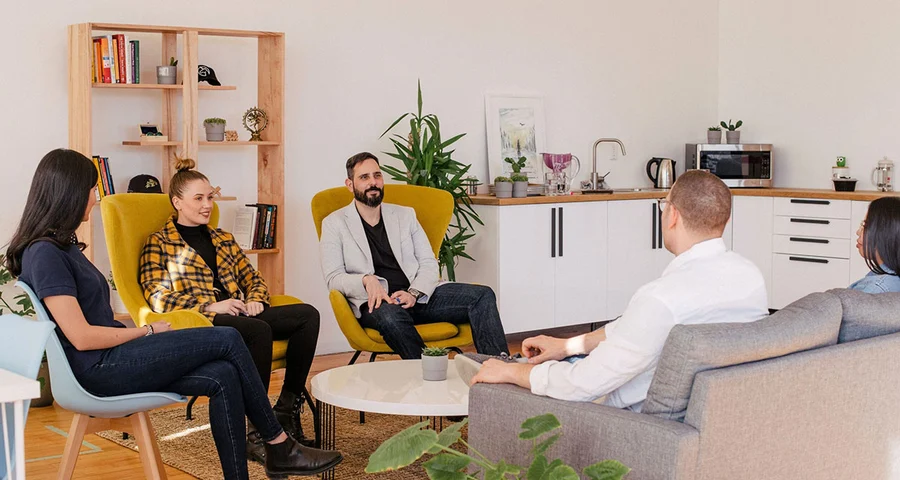 Ett team med fem personer håller möte och diskuterar bakgrundskontroller av arbetskraft från Ukraina.
