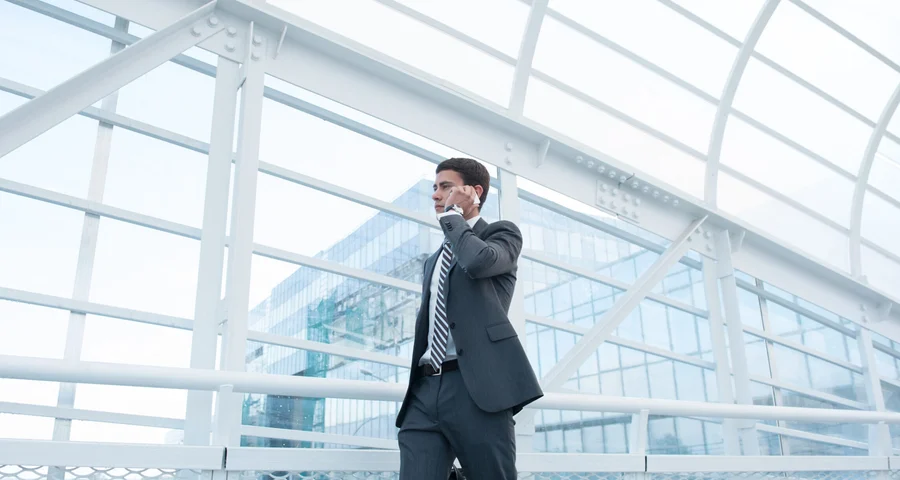 Werknemer onderweg aan de telefoon