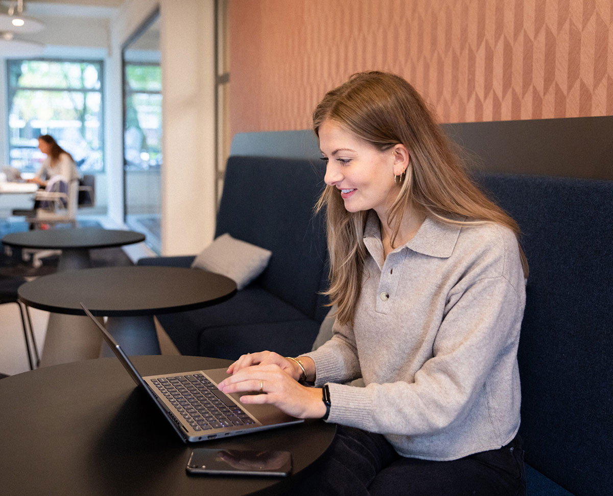 kandidat som använder bärbar dator för att ansöka om ett jobb online