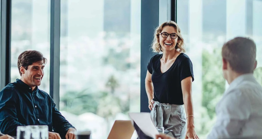 Mensen vergaderen in boardroom en lachen