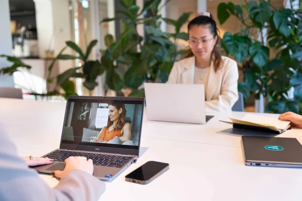 Vrouwelijke werknemers tijdens een meeting