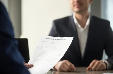 Toekomstige medewerker leest arbeidsovereenkomst