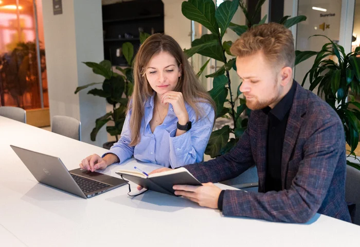 Twee collega's die een contract bekijken