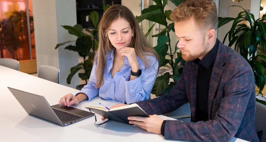 Collega's samen aan het overleggen tijdens werk