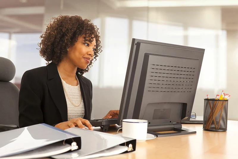 hr manager using ats to manage candidates