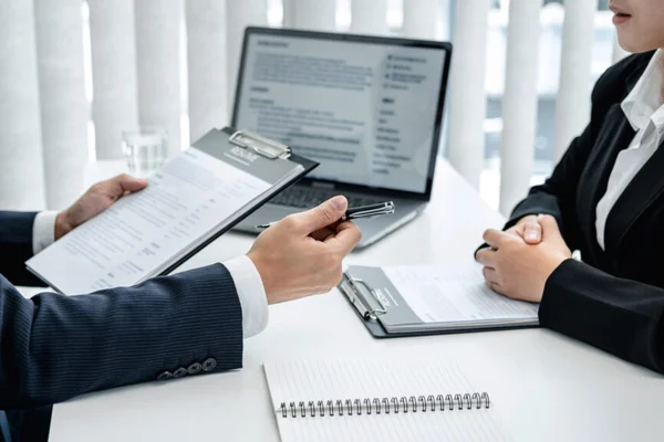 HR granskar CV tillsammans med jobbkandidat