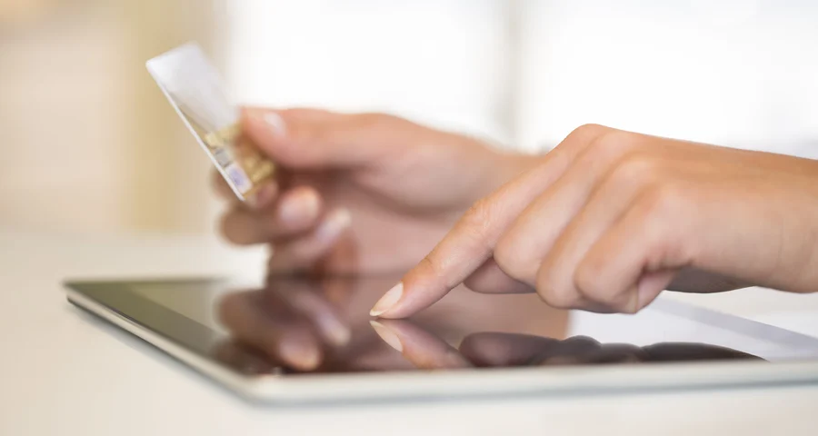 handen die identiteitsgegevens invoeren op een tablet