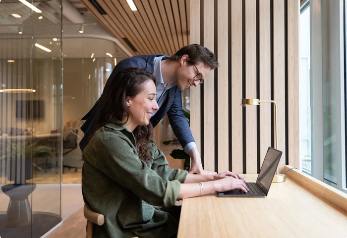 disa medewerkers met laptop