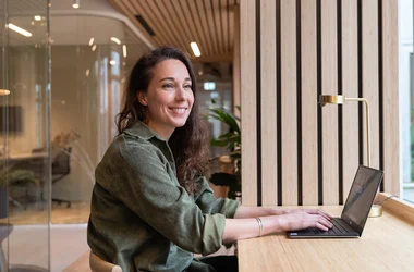 Anställd arbetar framför en dator