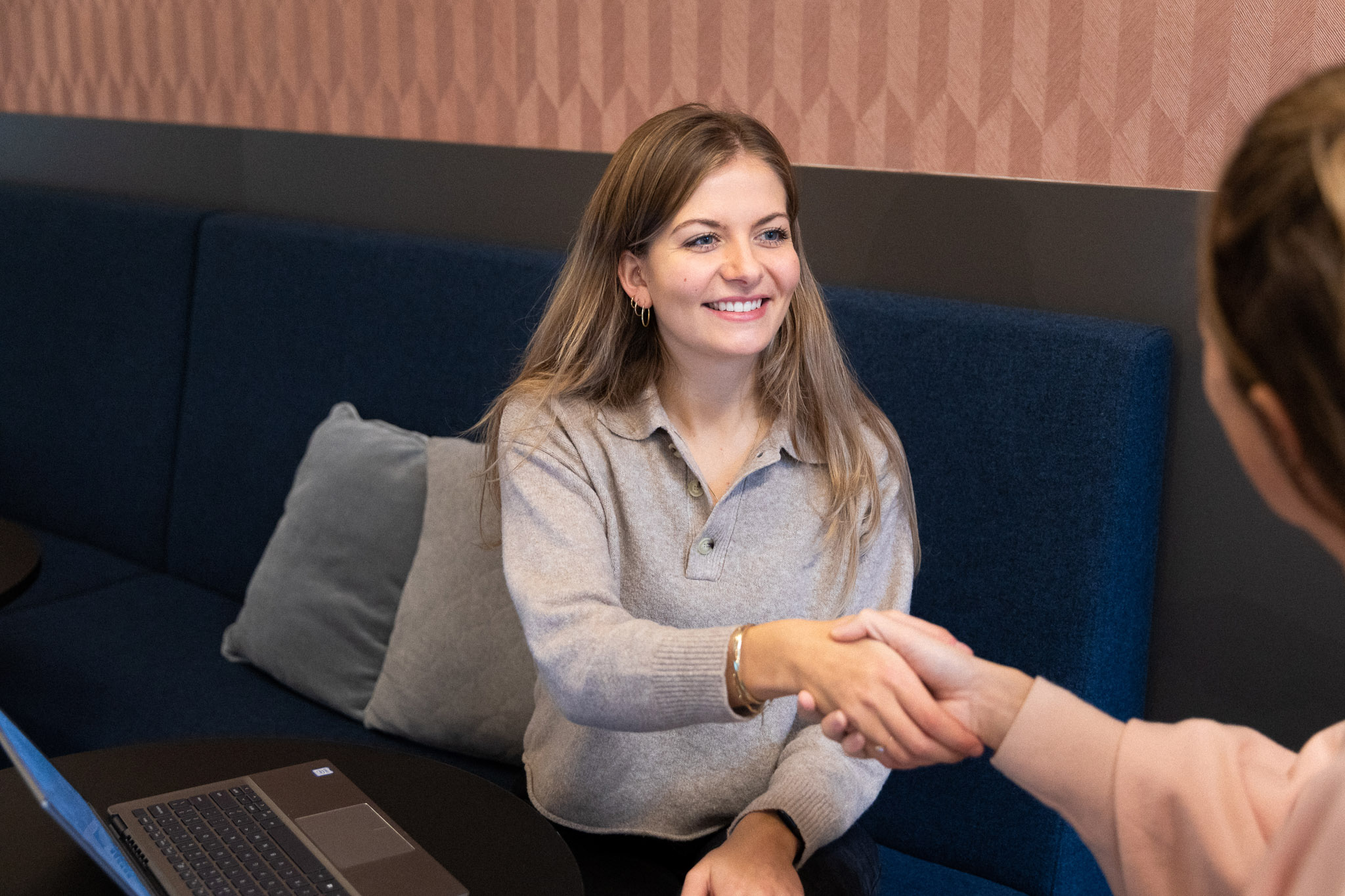 kandidat skakar hand av intervjuaren