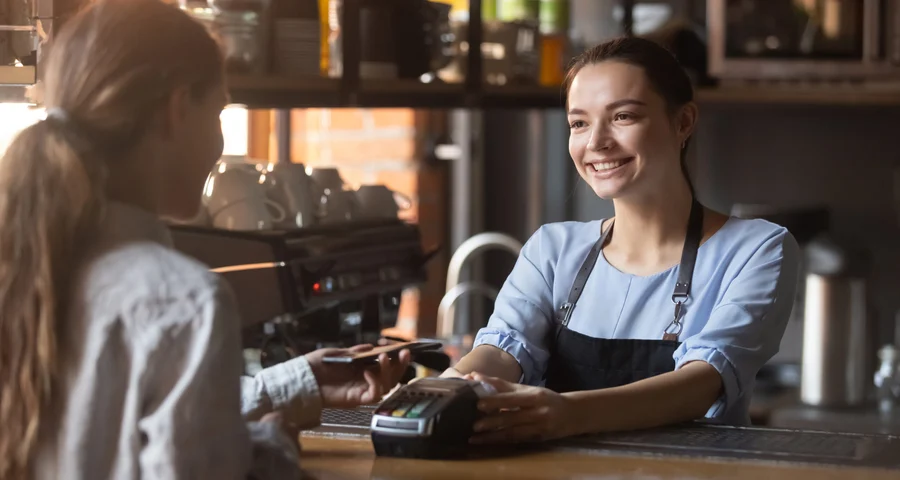 vrouw werkt achter een bar