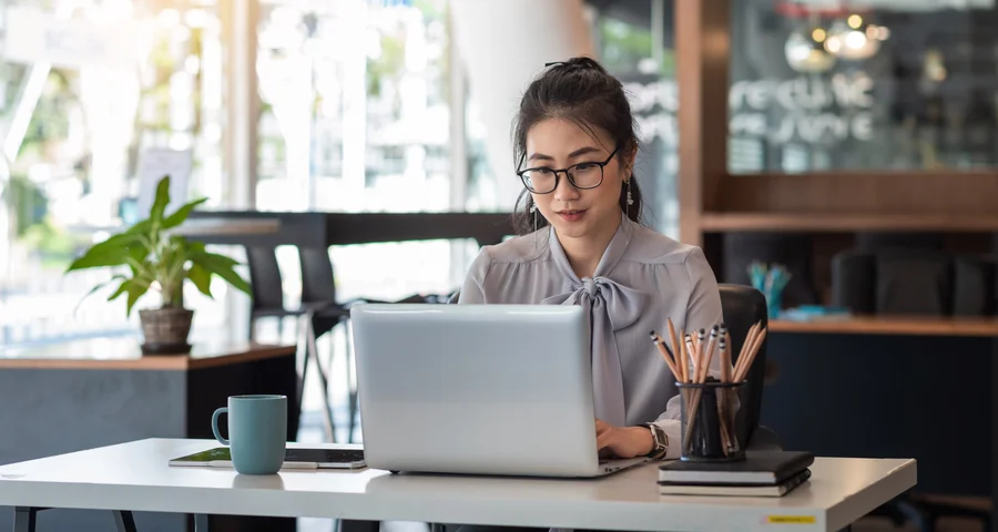 Medewerker werkt op haar laptop