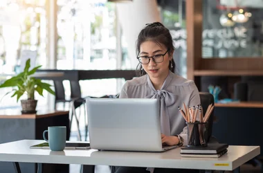 Medewerker werkt op haar laptop