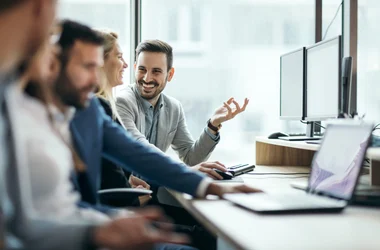 Collega's achter een computer