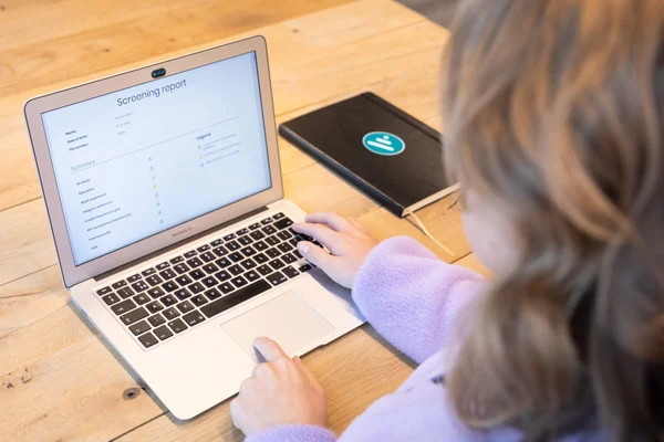 Medewerker achter de laptop aan het werk