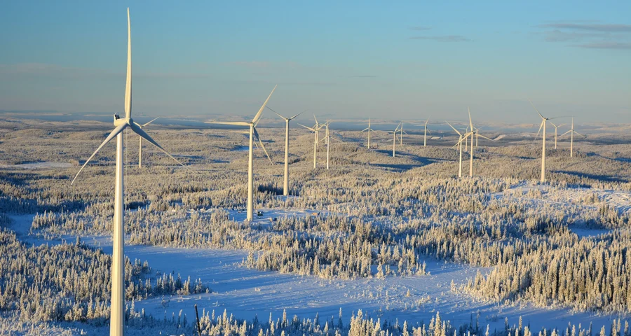 Vindkraftverk i ett snöigt landskap