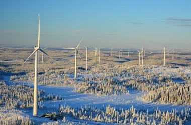 Vindkraftverk i ett snöigt landskap