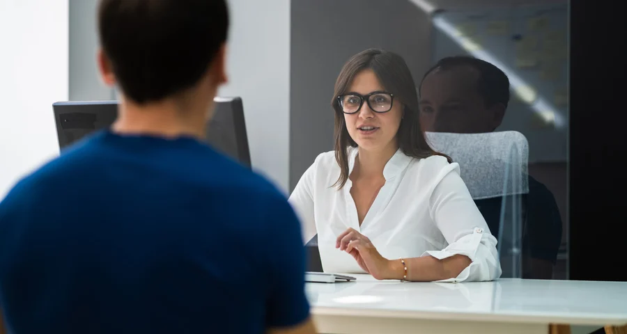 werknemer in gesprek met kandidaat