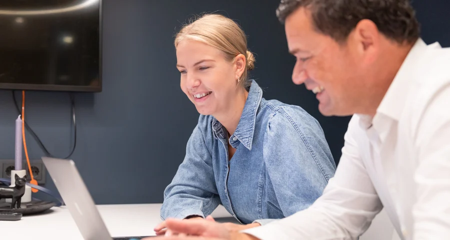 twee collega's aan het werk