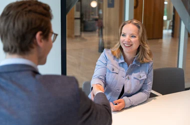 Collega's schudden hand