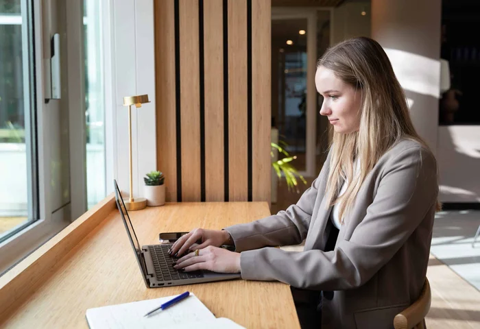 Vrouw aan het werk achter laptop